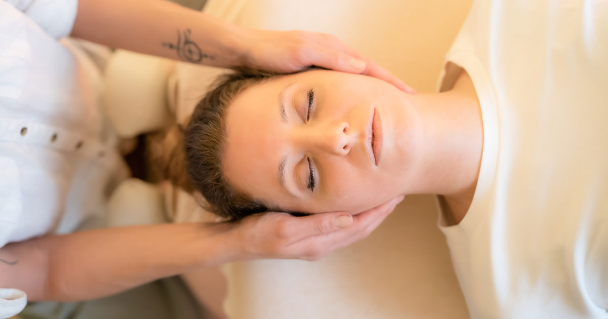 Eine Reiki-Sitzung wird hier angewendet, um Stress abzubauen und bei der Behandlung von chronischen Schmerzen, Depressionen und Angstzuständen zu helfen.